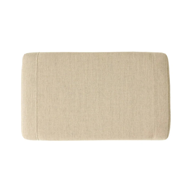Fauteuil club en tissu touffeté beige clair avec pouf