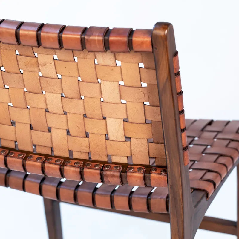Chaise de salle à manger latérale en cuir tressé et teck