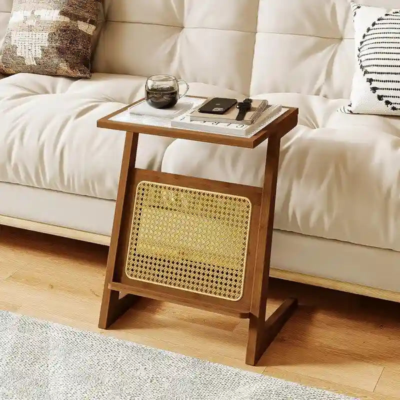 Table d'appoint en Z avec motif rotin et plateau en verre