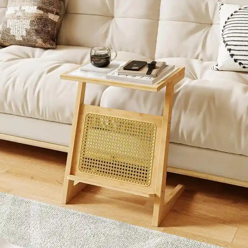 Table d'appoint en Z avec motif rotin et plateau en verre
